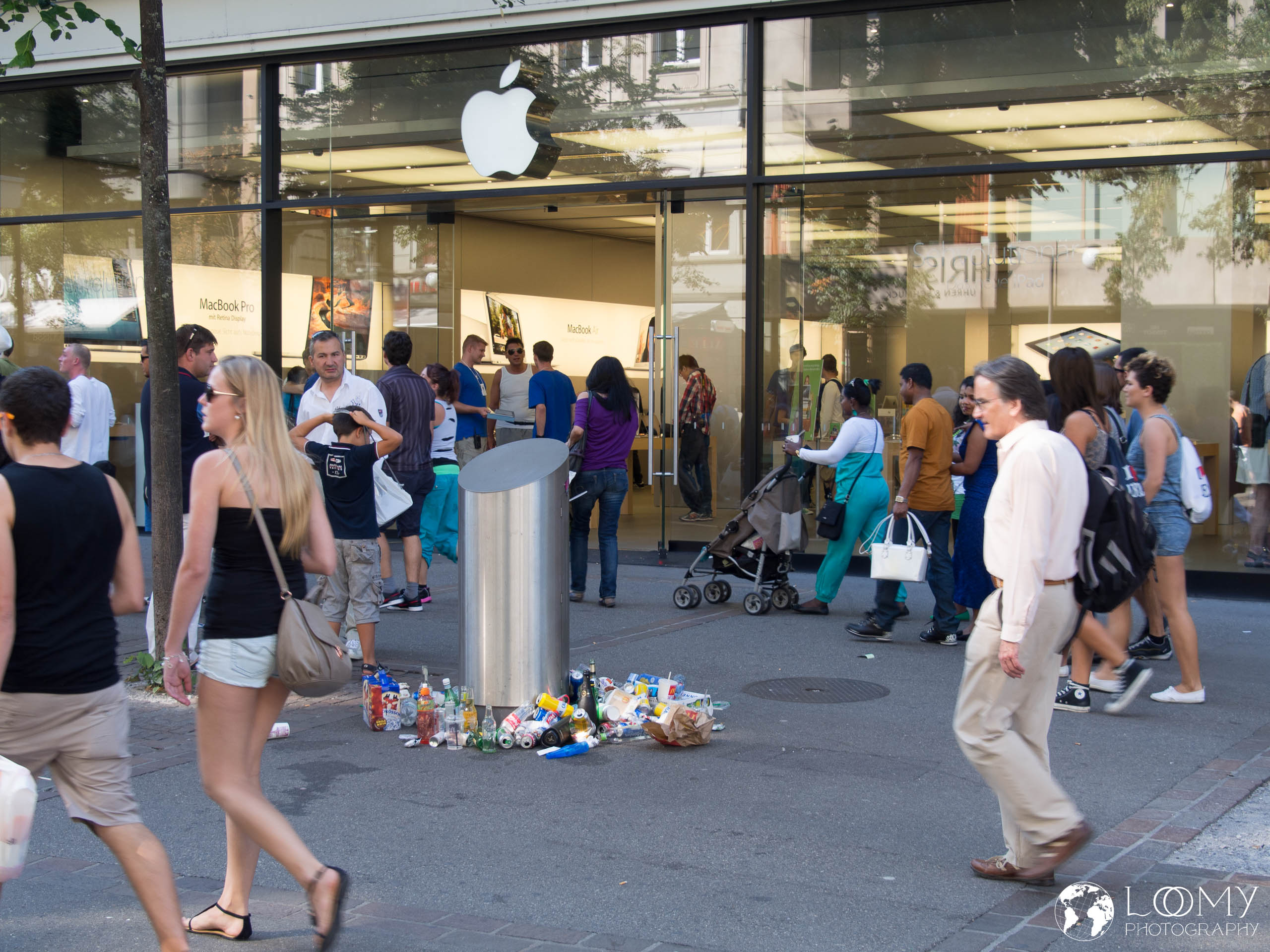 Auch dieser Mülleimer vorm Apple-Store ist voll