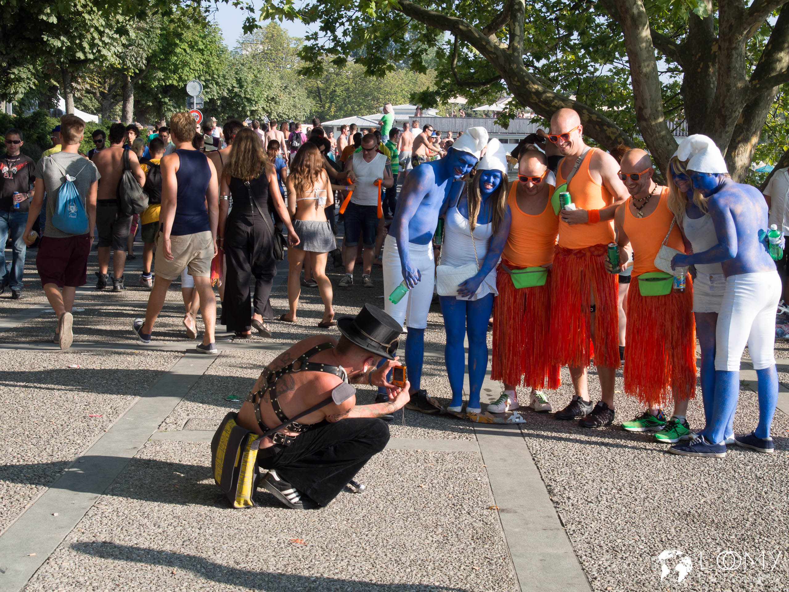 Jeder will mit den Schlümpfen fotografiert werden