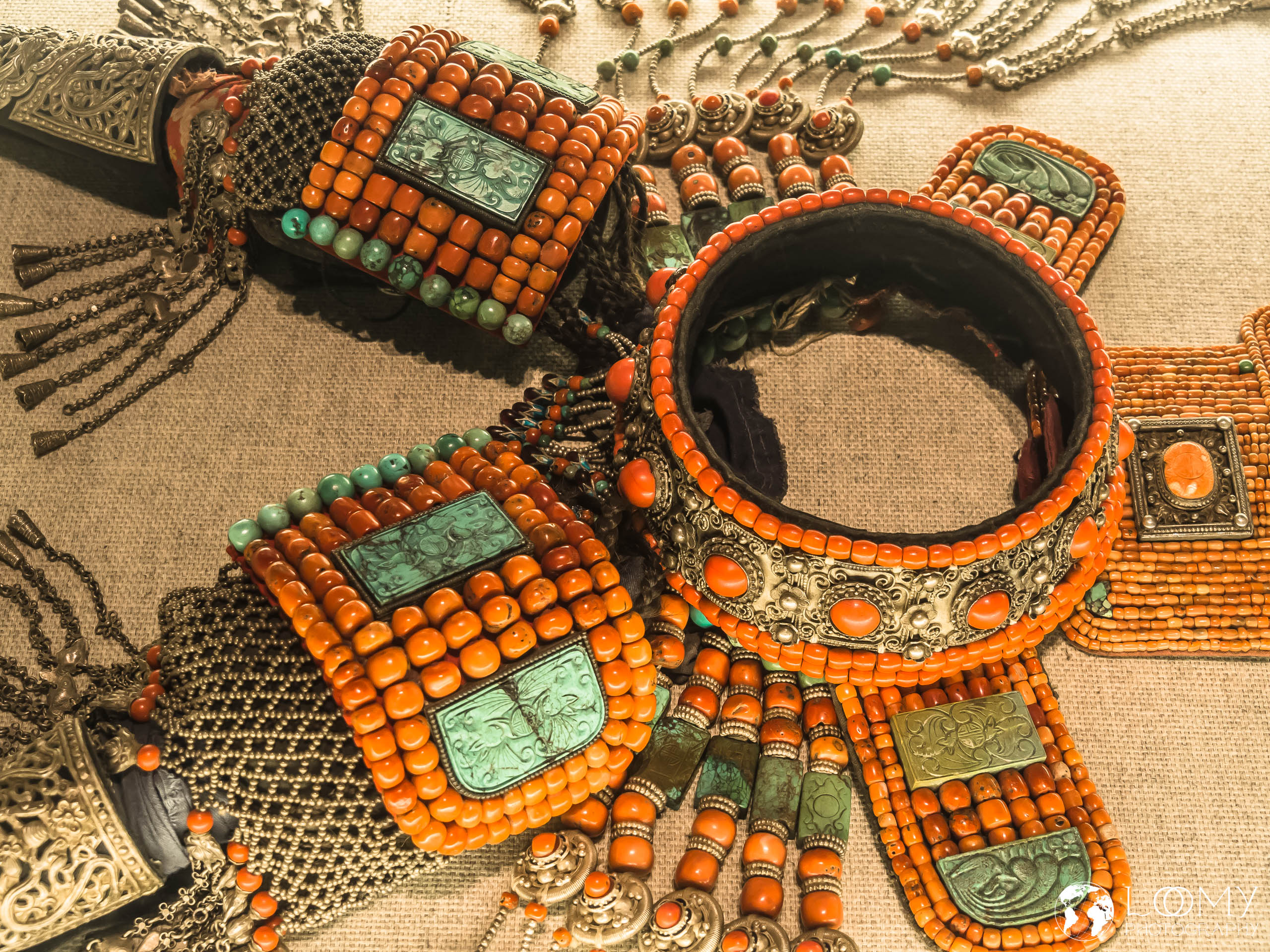 Kopfschmuck aus Korallenperlen und Sliber