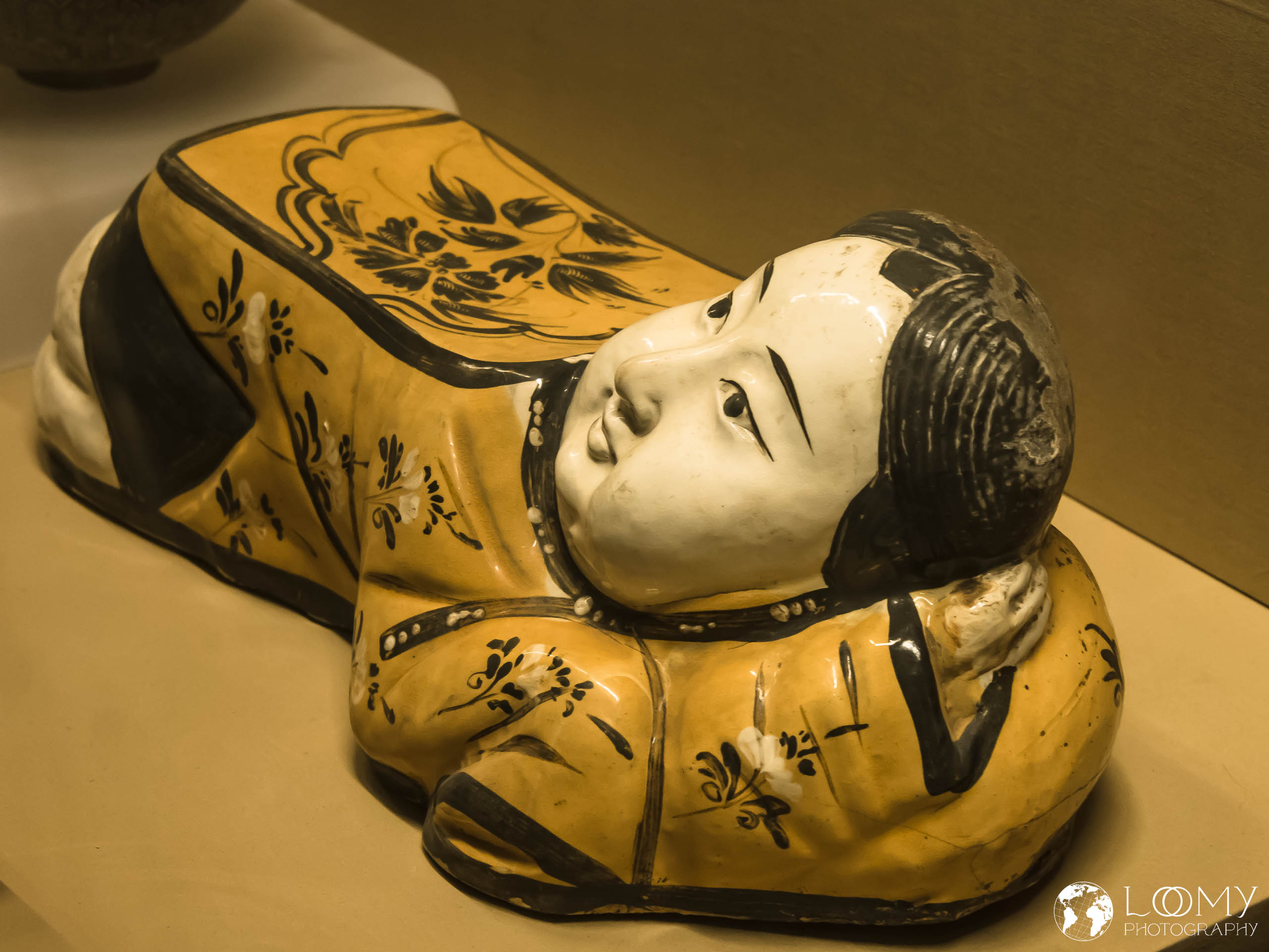 Weiss-glasiertes Porzellankissen