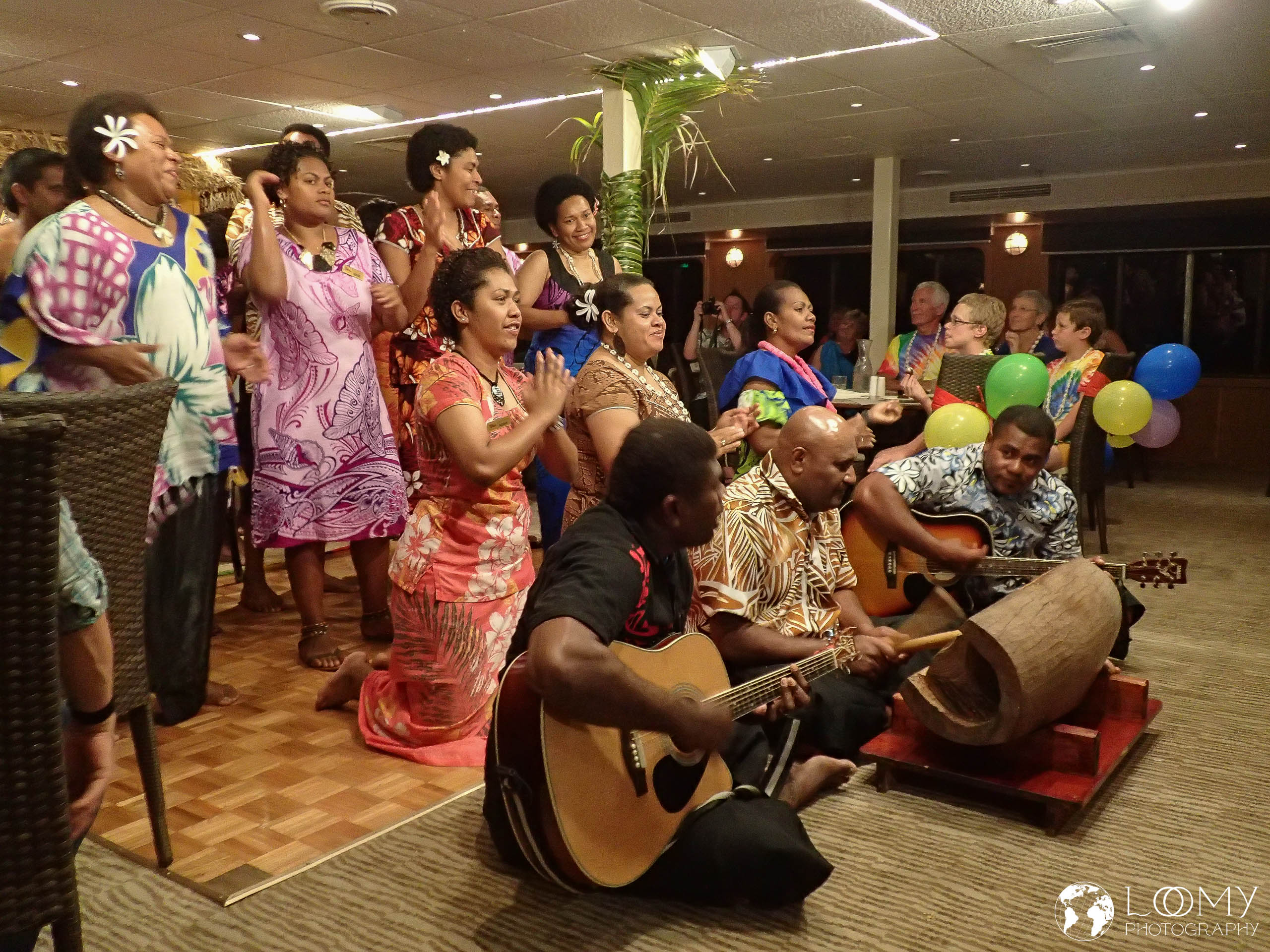 Tanz und Gesang am Schiff