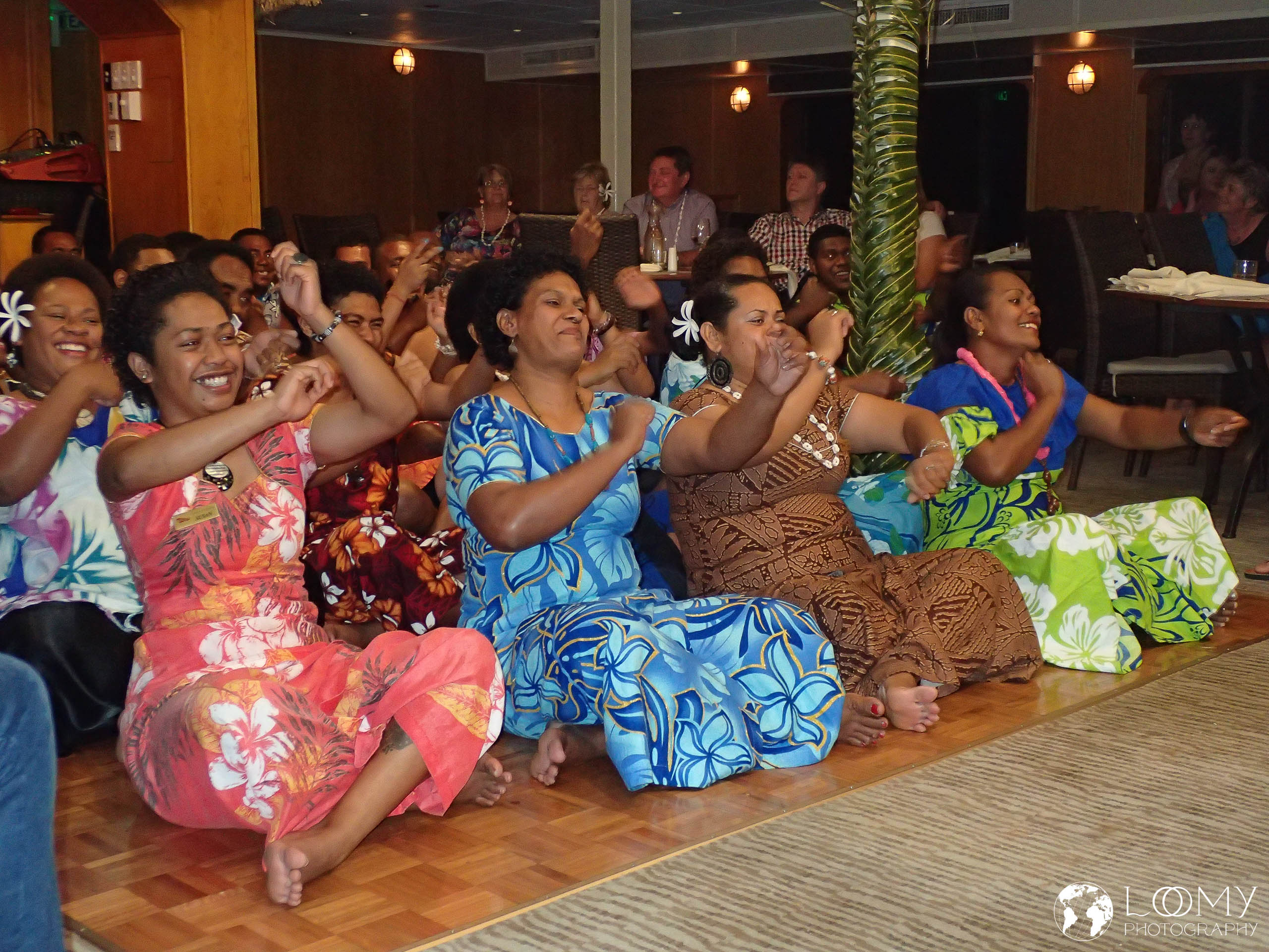 Tanz und Gesang am Schiff